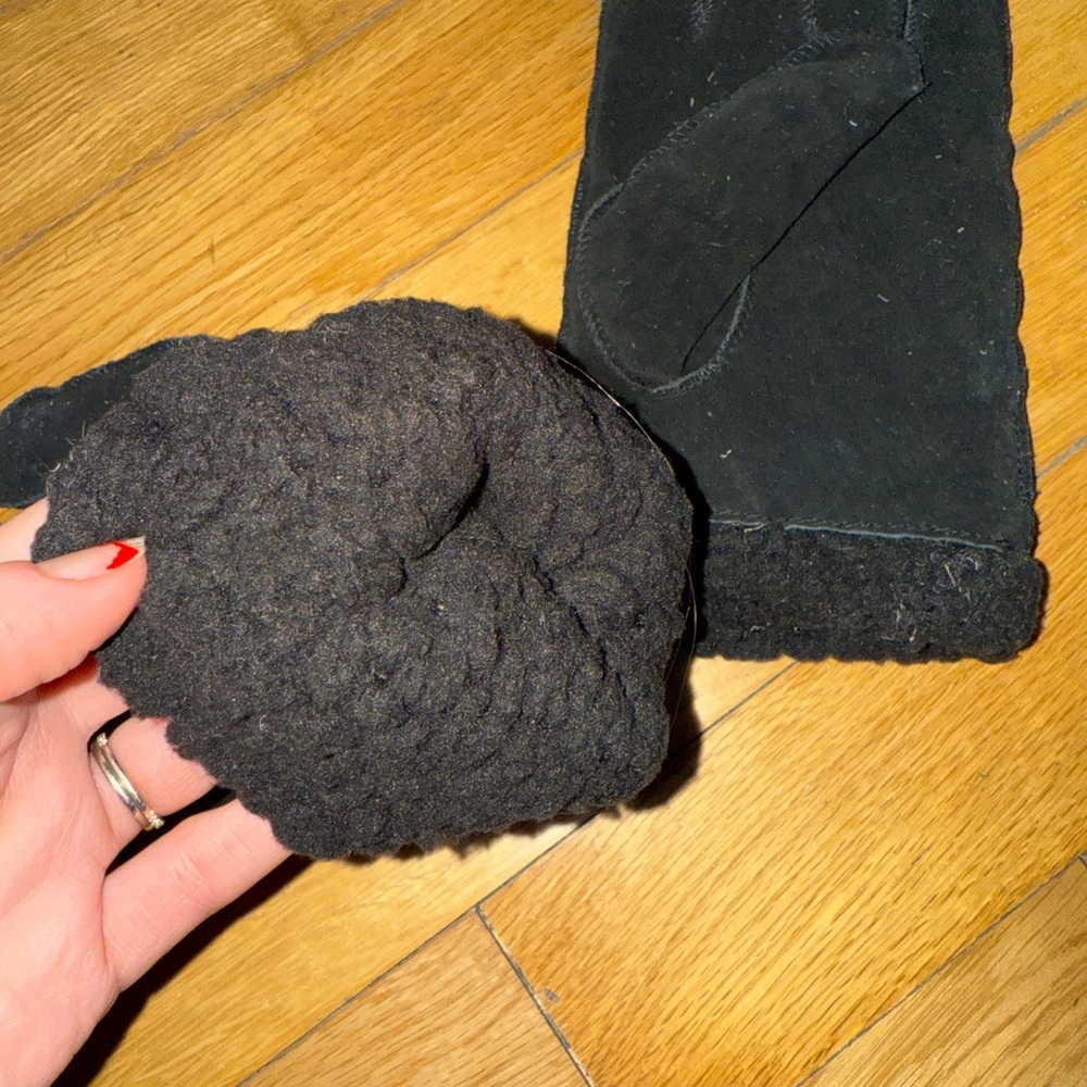Elegant Black Suede Fur Lined Gloves with Buckle Detail - Picture 3 of 3